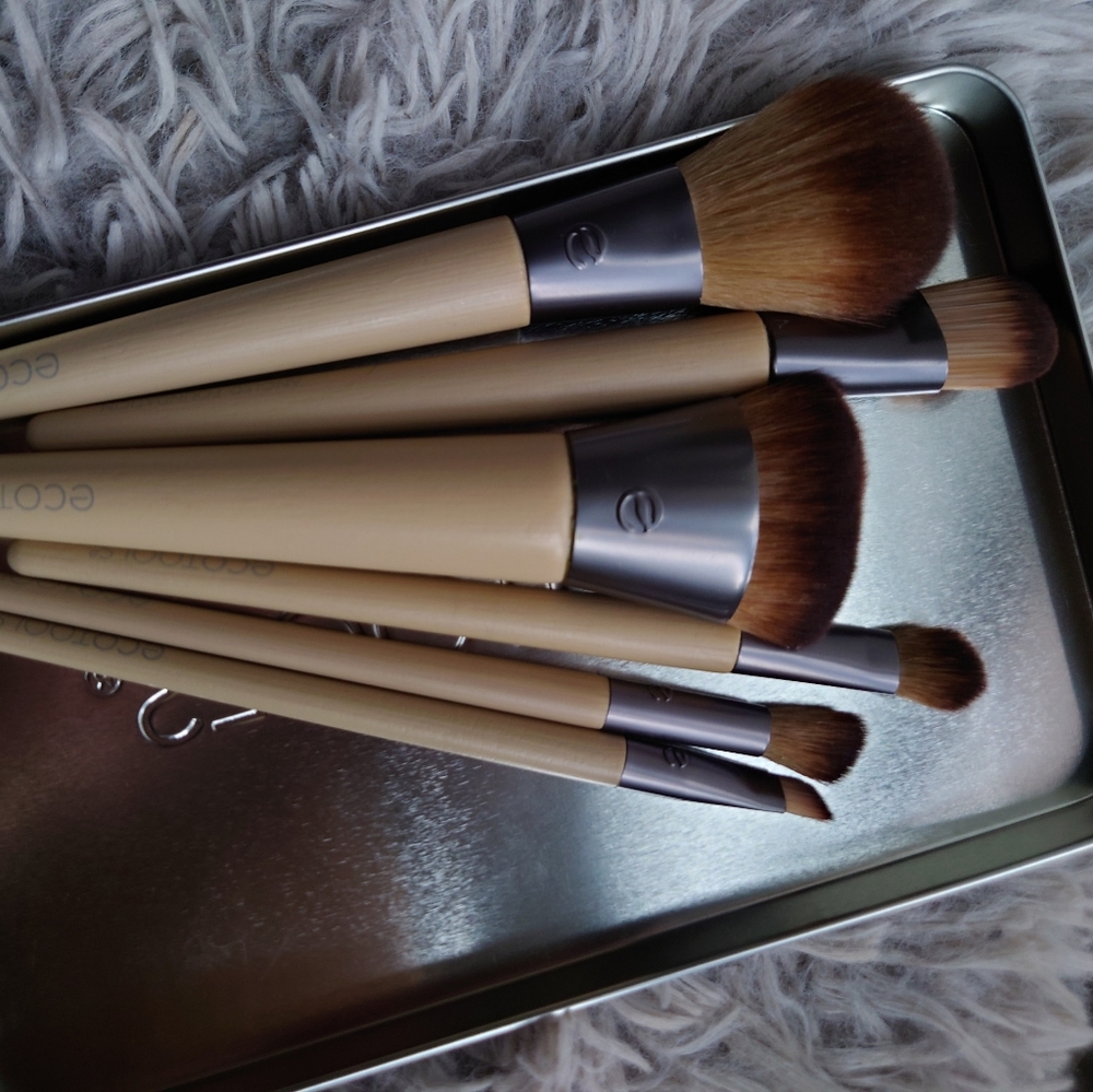 EcoTools 6 makeup brushes with tin box